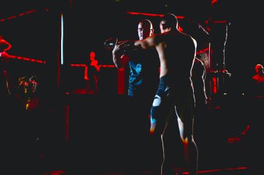 Yargıç, MMA rakibi, dövüşçü arenaya çıkmadan önceki son eleştirisini yapıyor. Sekizgen ringde, kuralsız dövüşler için..