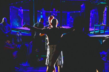 Yargıç, MMA rakibi, dövüşçü arenaya çıkmadan önceki son eleştirisini yapıyor. Sekizgen ringde, kuralsız dövüşler için..