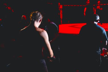 Yargıç, MMA rakibi, dövüşçü arenaya çıkmadan önceki son eleştirisini yapıyor. Sekizgen ringde, kuralsız dövüşler için..