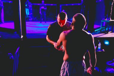 Yargıç, MMA rakibi, dövüşçü arenaya çıkmadan önceki son eleştirisini yapıyor. Sekizgen ringde, kuralsız dövüşler için..