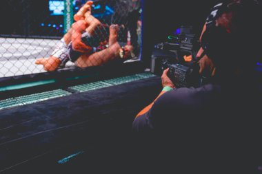Profesyonel kameraman ve kameraman, canlı yayında MMA dövüşçüleri için kamera ile ringde kural olmadan dövüşüyor..