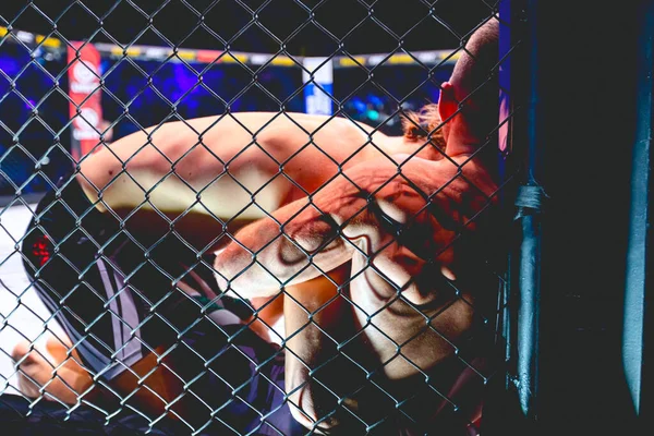 Dos Fuertes Luchadores Profesionales Mma Musculosos Que Luchan Están Enganche —  Fotos de Stock