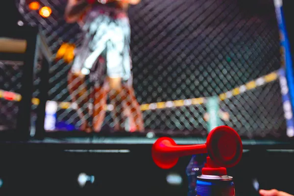 Presslufthupe Für Kampfrichter Signalisiert Bei Mma Fight Kämpfer Bei Kämpfen — Stockfoto