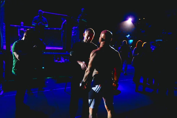 Judge Taking Last Review Mma Competitor Fighter Enters Arena Ring — Stock Photo, Image