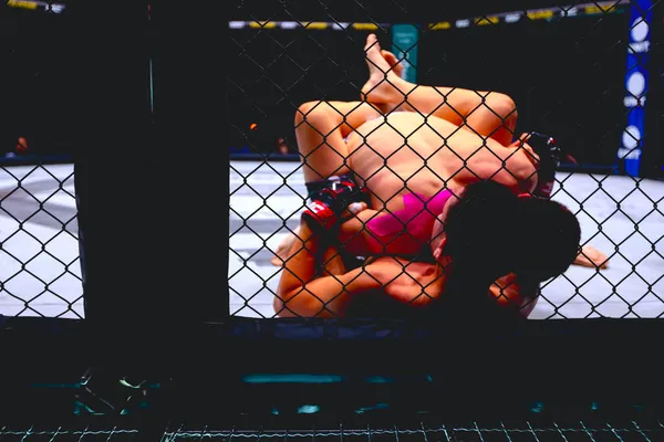 两名强壮有力的Mma职业拳击手在打斗 他们在打斗 在八角形地板上摔跤 — 图库照片