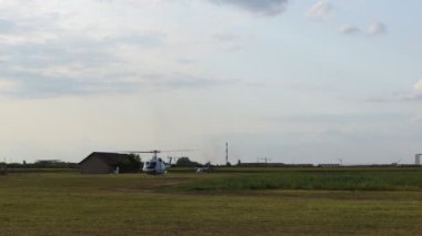 Ecka, Voyvodina, Sırbistan - 21 Ağustos 2015: Ulusal paraşüt şampiyonasında, helikopter yeşil çayırdan havalandı ve yatay olarak alçaktan uçtu.