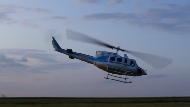2015年8月21日 塞尔维亚伏伊伏丁那 在全国跳伞锦标赛上 直升机从绿色草地起飞 水平飞行 — 图库视频影像