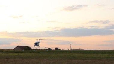 Ecka, Voyvodina, Sırbistan - 21 Ağustos 2015: Ulusal paraşüt şampiyonasında, helikopter yeşil çayırdan havalandı ve yatay olarak alçaktan uçtu.