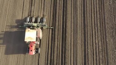 En üstte, çekici hareketler, ekilebilir tarla, toprak, yeni tahıl, mısır, mısır ekimi üzerine mekanik tohum makinesi çekme hareketi..