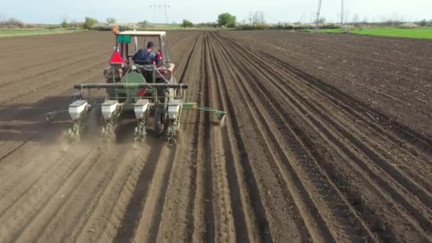 Oben Von Der Rückseite Des Traktors Als Mechanische Sämaschine Über — Stockvideo