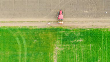 Üst görünümde, tarımsal makineyi kamu trafiğinde seyahat için hazırlayana kadar çiftçiye ateş edildi..