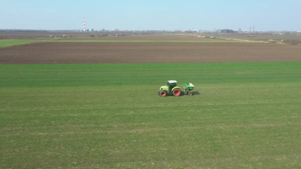 Arriba Adelante Movimiento Muñeca Vista Tractor Como Arroja Fertilizando Tierras — Vídeo de stock