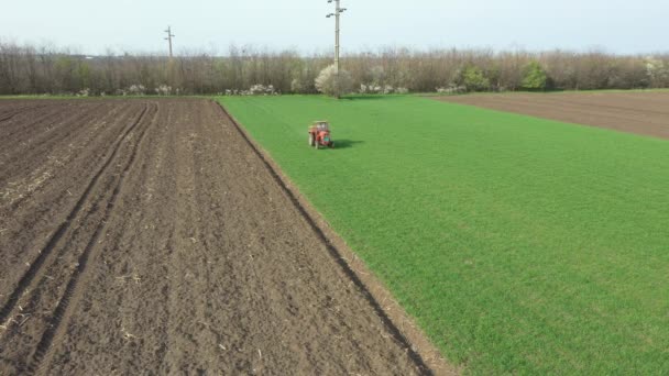 Acima Movimento Dolly Para Frente Vista Trator Como Lança Fertilizando — Vídeo de Stock