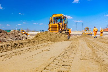 Tırtıllı toprak taşıyıcı toprağı dışarıya taşıyor..