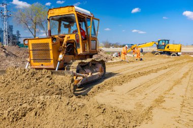 Tırtıllı toprak taşıyıcı toprağı dışarıya taşıyor..