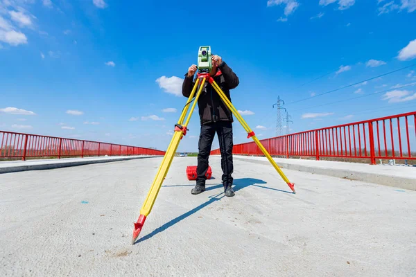 Engenheiro Topografia Está Medindo Ponte Construção Local Inspectores Asseguram Medições — Fotografia de Stock