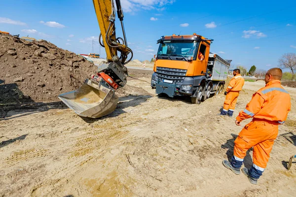 Ein Bagger Zieht Einen Kipper Mit Einer Schnur Damit Auf — Stockfoto