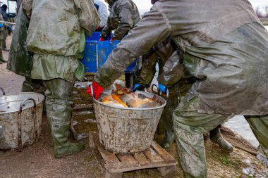 Metal kovaya konmuş, perakende satışa hazır bir sürü ıvır zıvır..