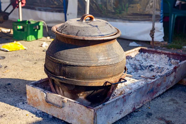 Gran Cantidad Comida Cocina Una Gran Cerámica Ollas Arcilla Sobre — Foto de Stock