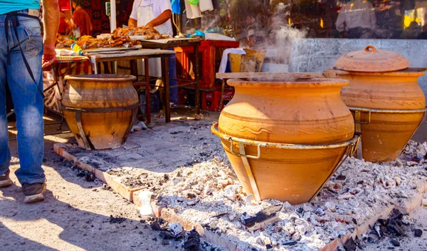 大量的食物是用一个巨大的陶瓷锅 锅子在火上烤着 — 图库照片