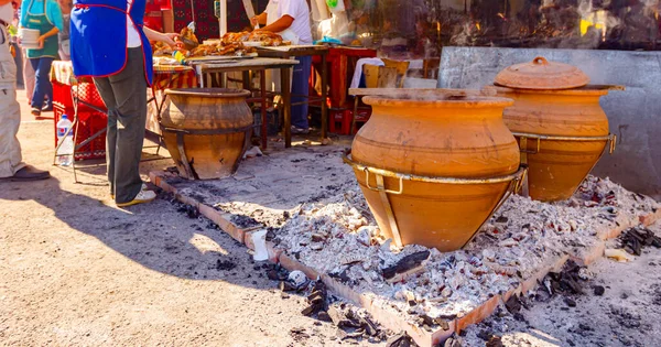 Gran Cantidad Comida Cocina Una Gran Cerámica Ollas Arcilla Sobre —  Fotos de Stock