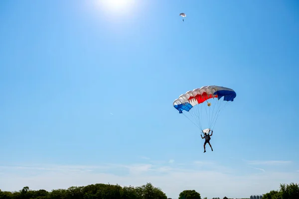 Parachutiste Ralentit Pour Atterrissage Précis Endroit Visé Parachutisme Vol Plané — Photo