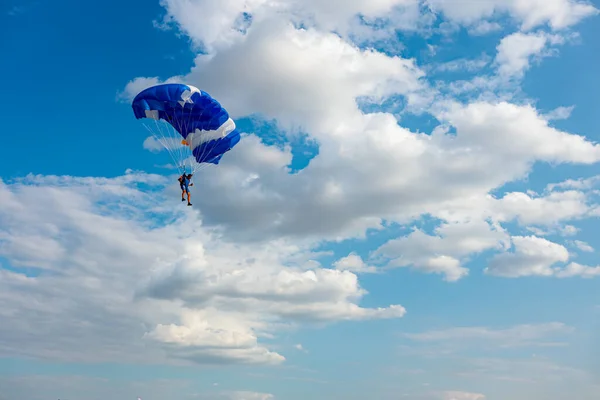 Paraşütçü Açık Bir Paraşütle Yavaşça Iniyor Hava Dalışı Süzülüş Paraşütle — Stok fotoğraf