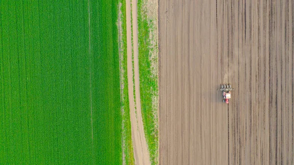 Bovenaanzicht Van Trekker Als Trekken Mechanische Zaaimachine Akkerland Bodem Aanplant — Stockfoto