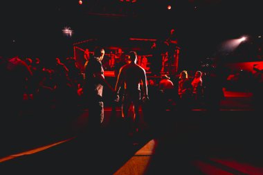 Yargıç, MMA rakibi, dövüşçü arenaya çıkmadan önceki son eleştirisini yapıyor. Sekizgen ringde, kuralsız dövüşler için..