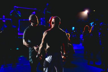 Yargıç, MMA rakibi, dövüşçü arenaya çıkmadan önceki son eleştirisini yapıyor. Sekizgen ringde, kuralsız dövüşler için..