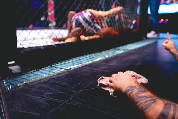 Dövmeli Antrenör Eli Havluyla Dövüşçüleri Destekliyor Sekizgen Katta Ringde Dövüşüyorlar — Stok fotoğraf
