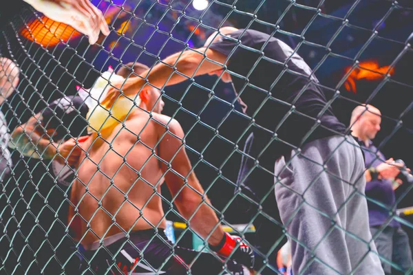 Vista Attraverso Filo Del Ring Combattimento Allenatore Mette Una Borsa — Foto Stock