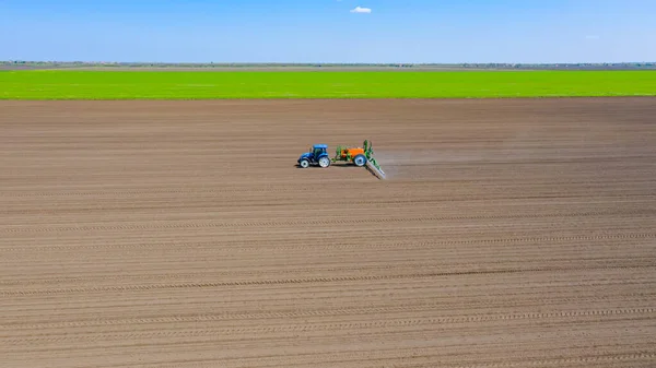 Vista Acima Vista Aérea Trator Até Pulverizar Grandes Terras Agrícolas — Fotografia de Stock