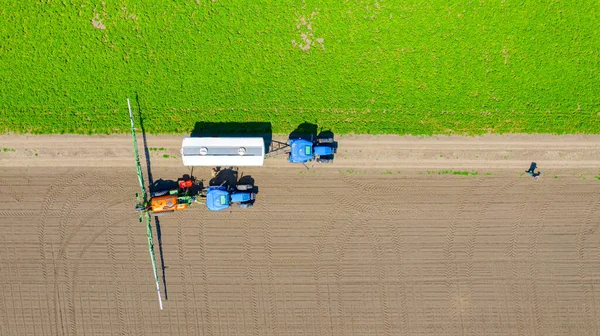 Pohled Shora Dva Farmáře Jak Připravují Míchají Chemikálie Plní Nádrž — Stock fotografie