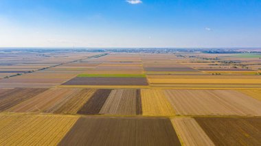 Tarımsal tarlalarda, hasattan sonra, boş ekilmiş araziler. 