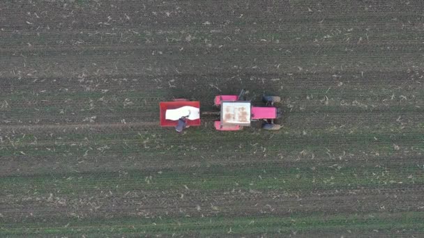Vedere Sus Agricultor Utilizarea Lopata Pentru Alinia Fertiliza Mașini Agricole — Videoclip de stoc