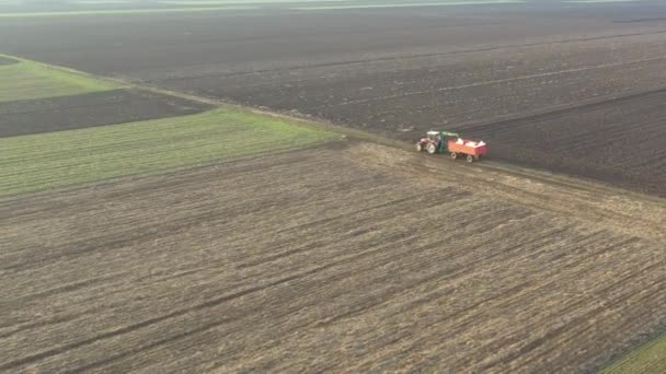 Nad Pohledem Dolly Move Traktoru Táhne Namontovaný Zemědělský Přívěs Plný — Stock video