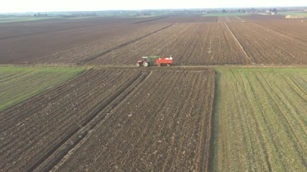 Nad Pohledem Traktor Vleče Vlečený Zemědělský Přívěs Plný Vycpaných Pytlů — Stock video
