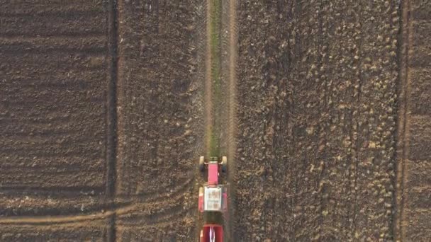 Nad Vrchním Pohledem Traktor Vleče Namontovaný Zemědělský Stroj Rozmetání Umělého — Stock video
