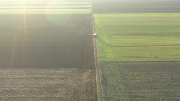 Deasupra Orbitei Mișcarea Păpușii Vederea Tractorului Trage Remorcă Plină Saci — Videoclip de stoc