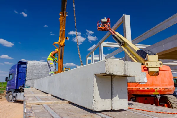 Werknemer Bereidt Kraan Haak Voor Lossen Betonnen Balken Van Vrachtwagen — Stockfoto