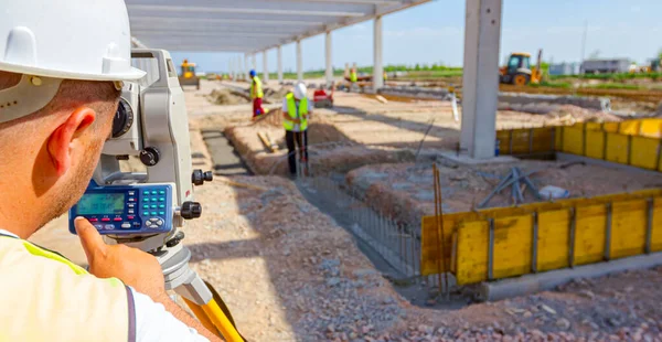 Ingeniero Topógrafo Está Midiendo Nivel Sitio Construcción Los Topógrafos Aseguran —  Fotos de Stock