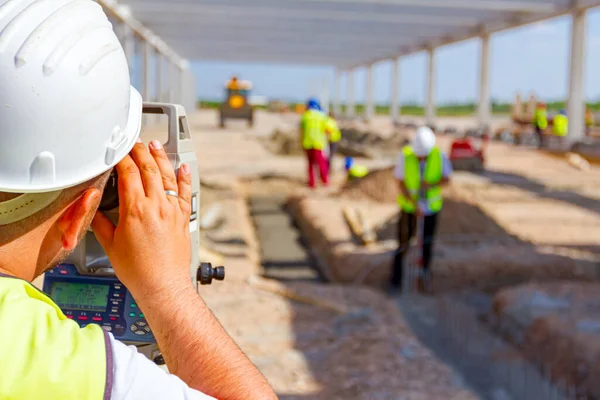 Ingeniero Topógrafo Está Midiendo Nivel Sitio Construcción Los Topógrafos Aseguran — Foto de Stock