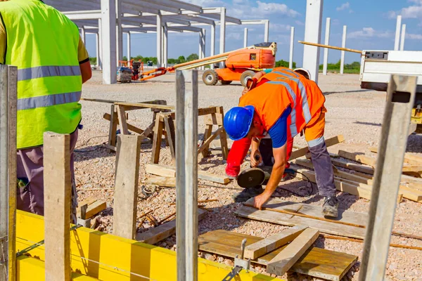 Trabajador Está Usando Máquina Abrasiva Molienda Para Fijar Armadura Longitud — Foto de Stock