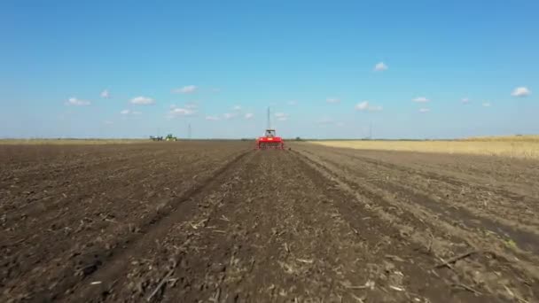 Çekici Çekimin Çekicinin Tepesinde Tohum Makinesini Tarlaya Toprağa Yeni Buğday — Stok video