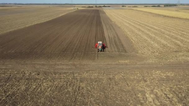 Über Dolly Bewegen Rückwärts Überfliegen Traktor Zieht Sämaschine Über Ackerfeld — Stockvideo