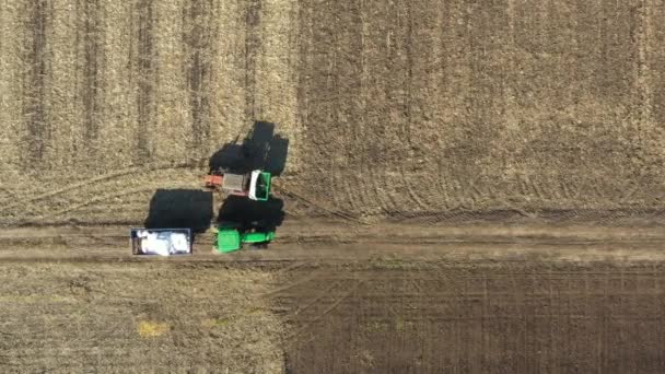 Powyżej Góry Widok Dolly Ruch Ciągnika Ciągnie Zamontowane Przyczepy Rolnicze — Wideo stockowe