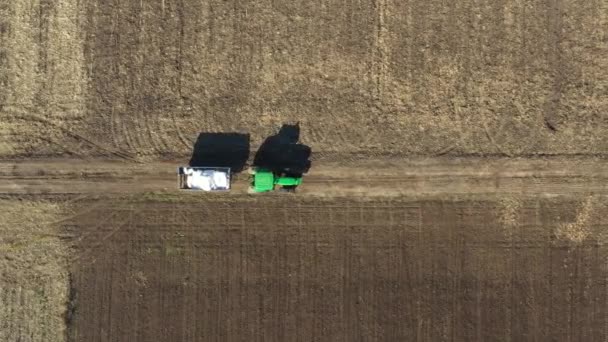 Nad Horní Pohled Dolly Pohyb Traktoru Táhne Namontovaný Zemědělský Přívěs — Stock video