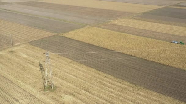 Nad Dolly Pohled Traktor Táhne Namontovaný Zemědělský Přívěs Plný Vycpaných — Stock video