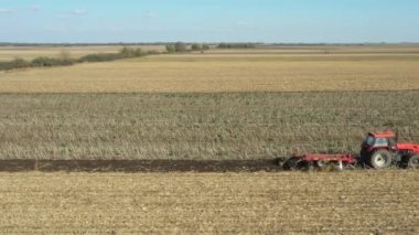 Çekme makinesi olarak çekilen traktörün dolly hareketli görüntüsü, tarlayı yıpratıyor, toprağı gelecek sezon ekime hazırlıyor..